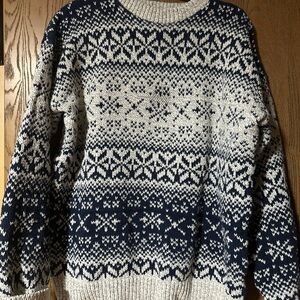 Elegant Navy and Cream Women's Crewneck Sweater